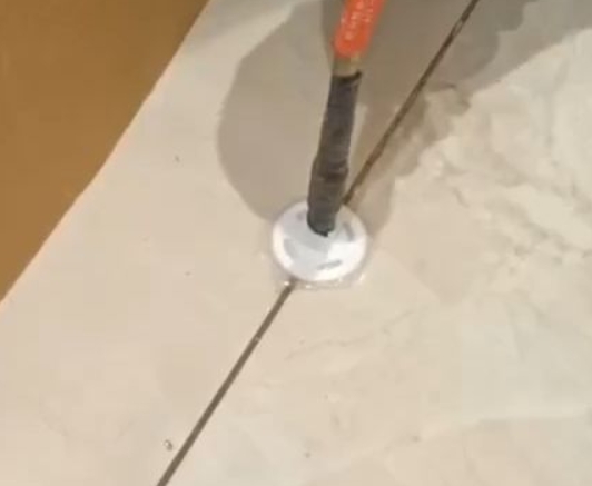 辽阳瓷砖空鼓维修公司专业解答瓷砖在铺贴过程中，如果没有涂抹均匀到位的粘结材料（如水泥砂浆或瓷砖胶），可能会导致以下问题