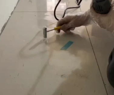 辽阳瓷砖开裂维修公司专业分享瓷砖在铺贴前如果没有沥干水分，将会导致以下问题